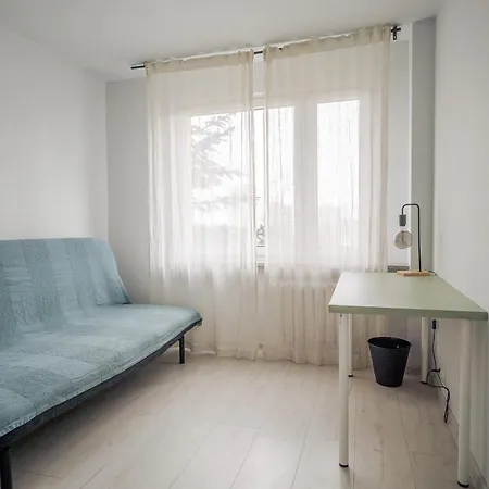 Apartmán Spacious 4-room Apartment, Near Airport, Free Parking
