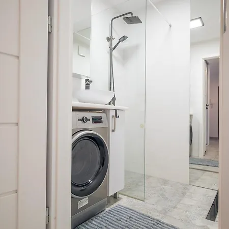 Spacious 4-Room Apartment, Free Parking, Near Wroclaw Airport 公寓