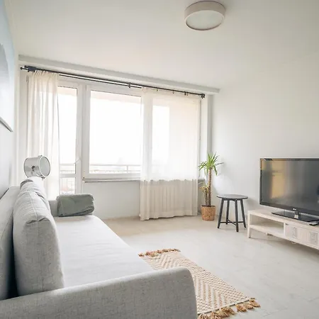 Spacious 4-room Apartment, Near Airport, Free Parking Apartmán *