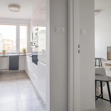 Spacious 4-Room Apartment, Free Parking, Near Wroclaw Airport * 弗罗茨瓦夫