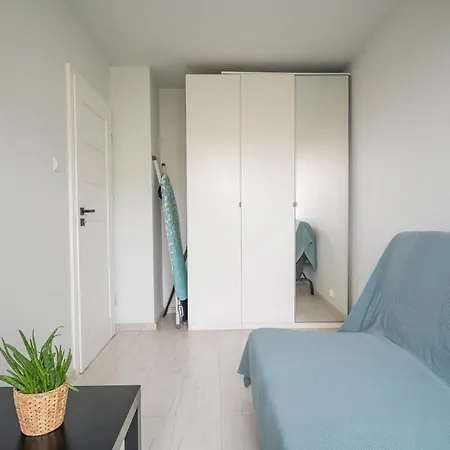 Spacious 4-Room Apartment, Free Parking, Near Wroclaw Airport 公寓 *