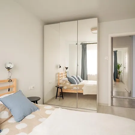 Spacious 4-room Apartment, Free Parking, Near Airport Вроцлав