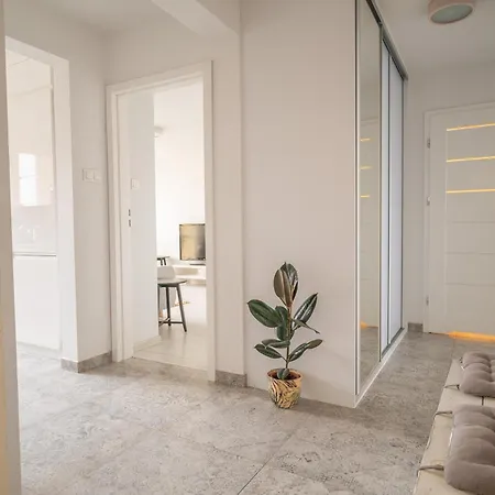 Spacious 4-Room Apartment, Free Parking, Near Wroclaw Airport * 弗罗茨瓦夫