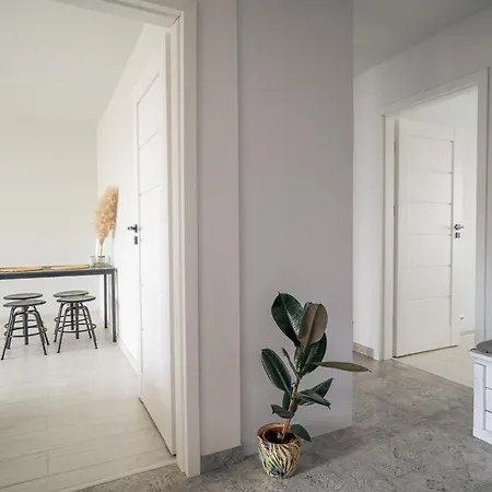 Spacious 4-room Apartment, Free Parking, Near Airport Апартаменты *