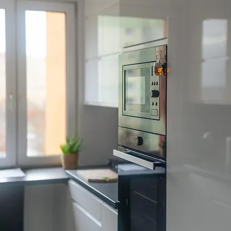 Апартаменты Spacious 4-room Apartment, Free Parking, Near Airport *