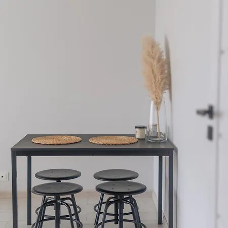 Spacious 4-room Apartment, Free Parking, Near Airport Апартаменты