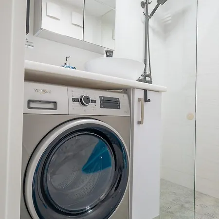 Spacious 4-Room Apartment, Free Parking, Near Wroclaw Airport