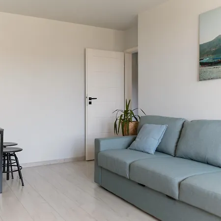 Spacious 4-Room Apartment, Free Parking, Near Wroclaw Airport 公寓 *