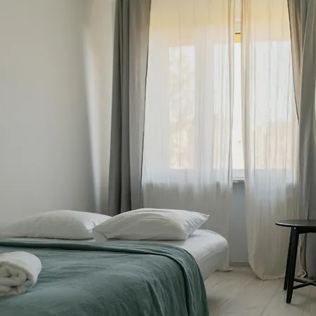 Spacious 4-room Apartment, Free Parking, Near Airport Апартаменты