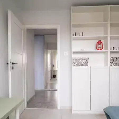 Апартаменты Bright 4-room And Full Kitchen - Free Parking - Near Airport *