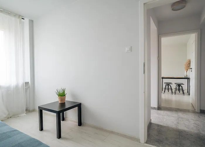 Apartmán Spacious 4-room Apartment, Wroclaw, Near Airport, Free Parking *