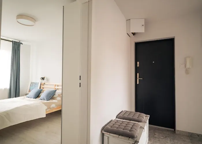 Spacious 4-room Apartment, Wroclaw, Near Airport, Free Parking Vratislav