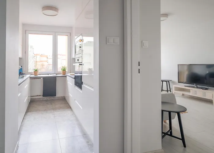 Spacious 4-room Apartment, Wroclaw, Near Airport, Free Parking * Vratislav