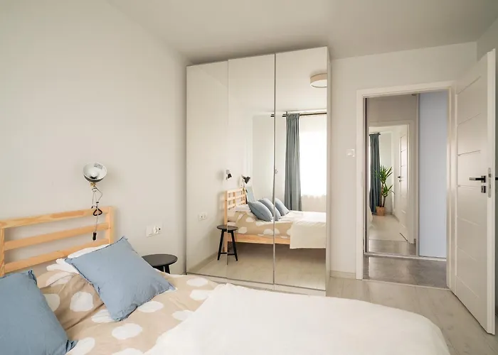 Spacious 4-room Apartment, Wroclaw, Near Airport, Free Parking Vratislav