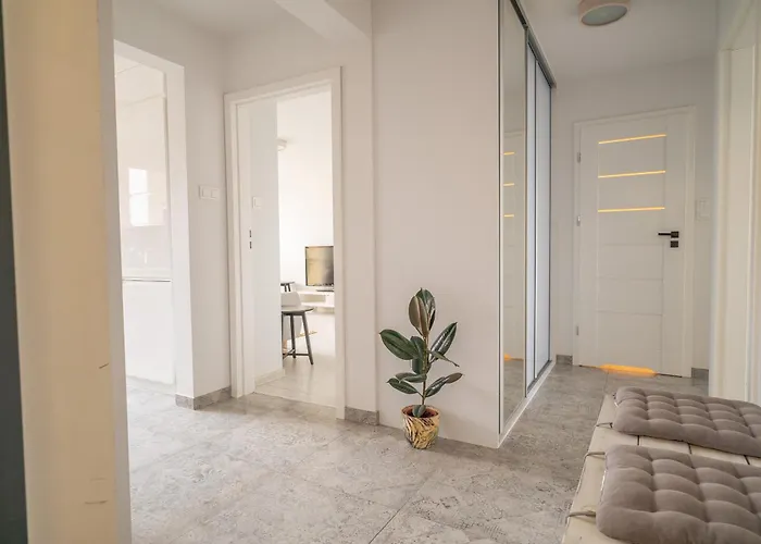 Spacious 4-room Apartment, Wroclaw, Near Airport, Free Parking * Vratislav